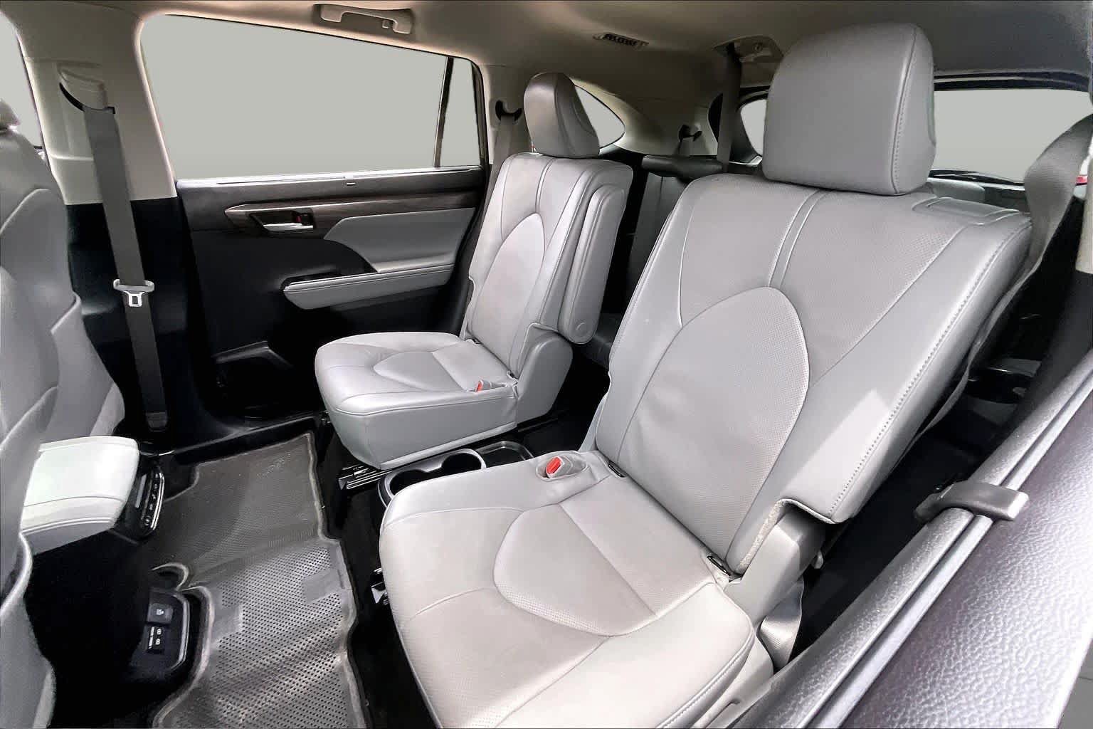 Used 2025 Toyota Highlander Limited FWD image 21