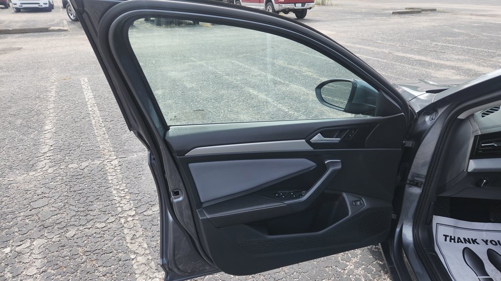Used 2025 Volkswagen Jetta SE FWD image 16
