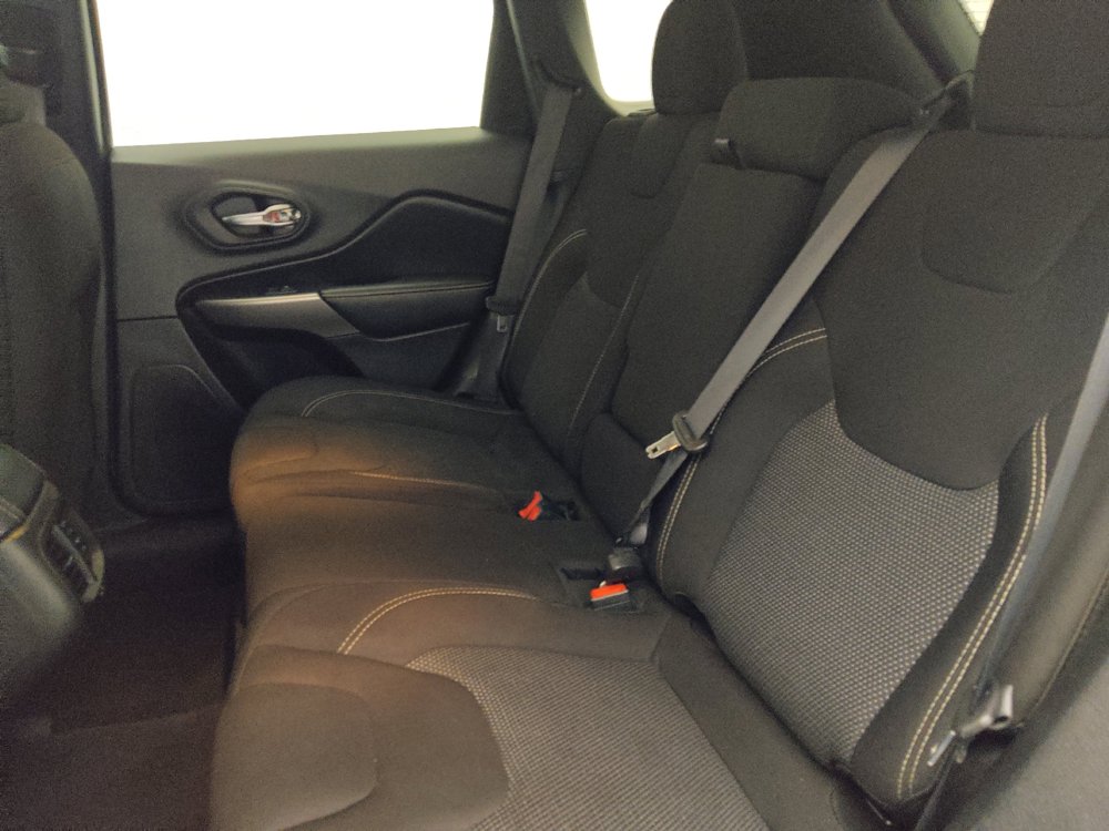 Used 2021 Jeep Cherokee Latitude FWD image 18