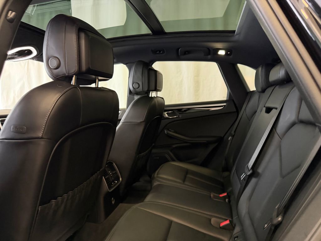 Certified 2024 Porsche Macan S AWD/4WD image 24
