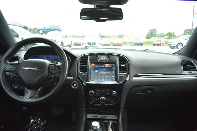 Used 2017 Chrysler 300 S RWD image 39