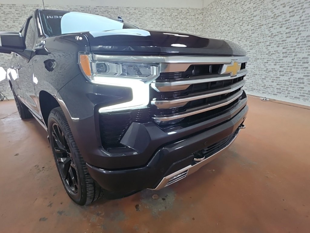 Used 2023 Chevrolet Silverado 1500 High Country w/ Technology Package image 9