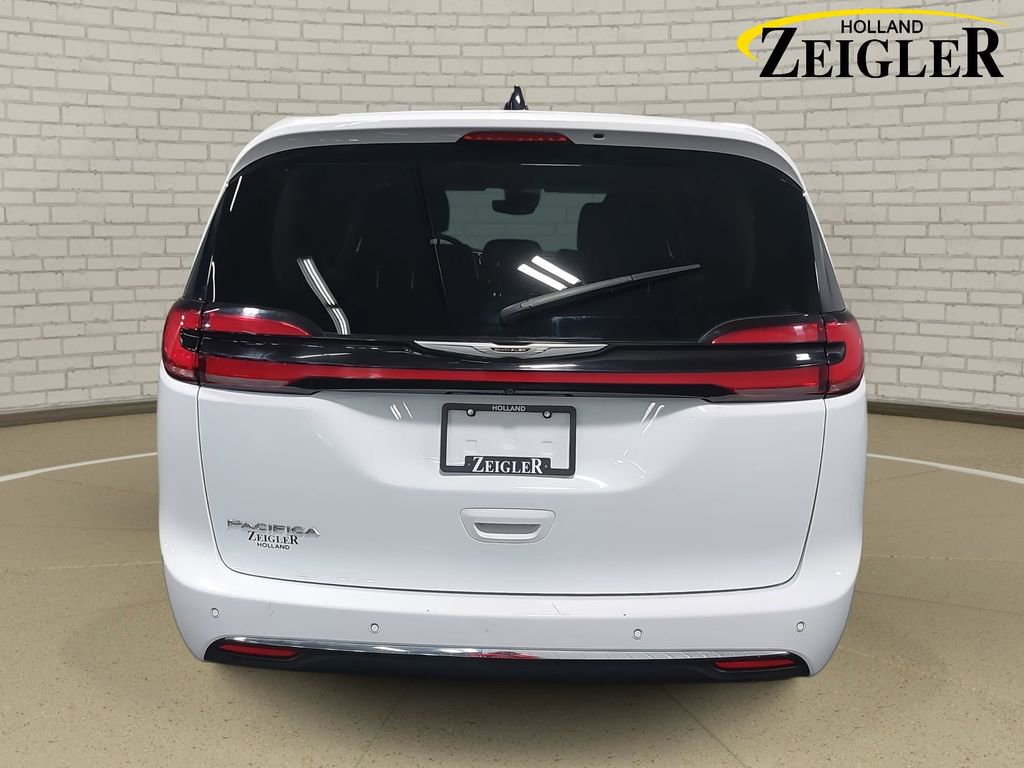 Used 2024 Chrysler Pacifica Touring-L image 6