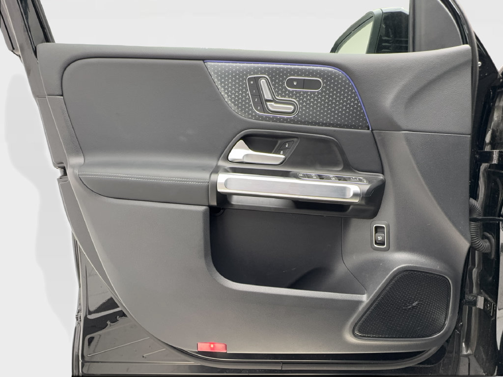 Used 2024 Mercedes-Benz EQB 300 4MATIC image 21