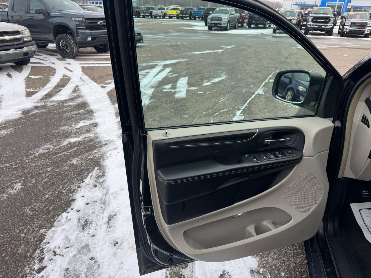 Used 2014 Chrysler Town & Country Touring image 14