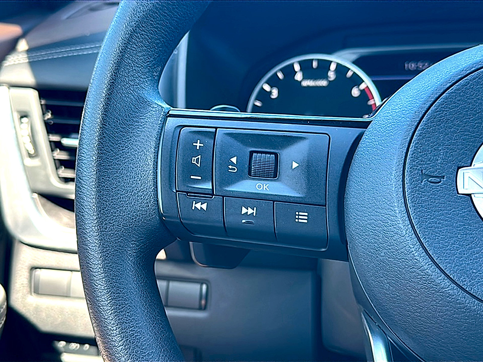Used 2023 Nissan Rogue SV FWD image 29