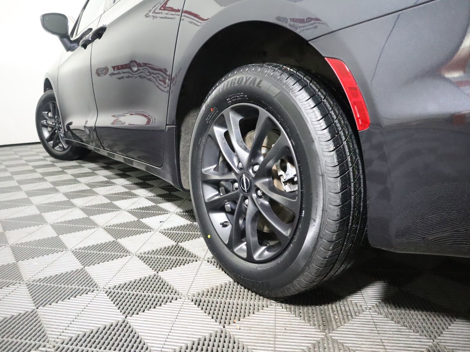 Used 2020 Chrysler Pacifica Touring-L AWD/4WD image 9