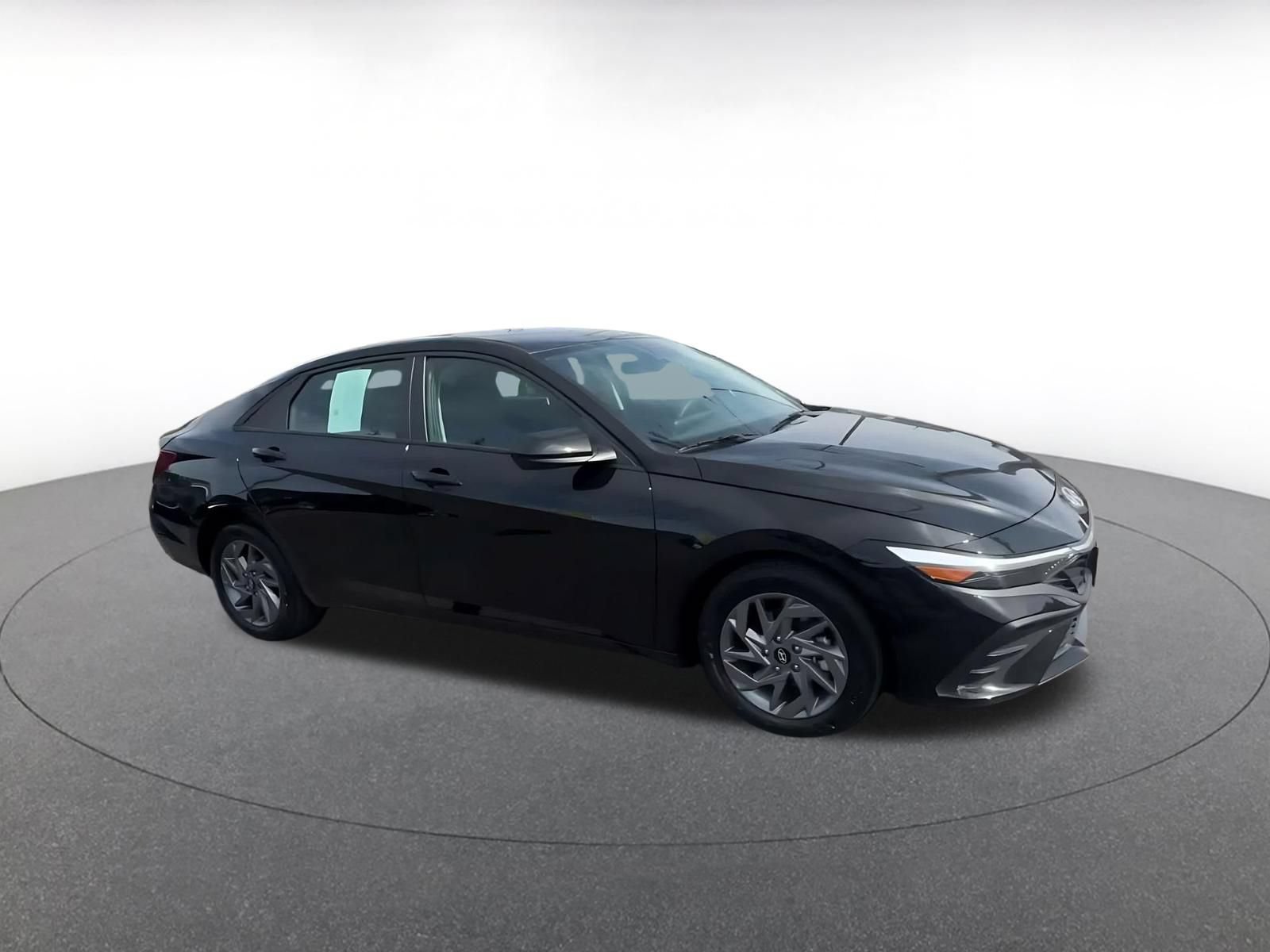 Used 2026 Hyundai Elantra Hybrid FWD image 2