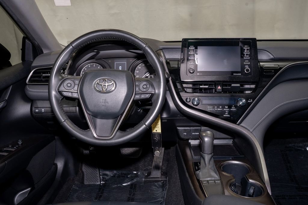 Used 2023 Toyota Camry SE image 2