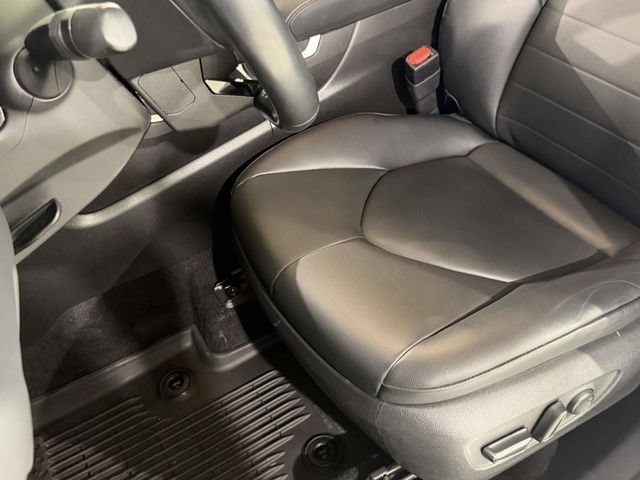 Used 2021 Toyota Highlander XLE AWD/4WD image 5