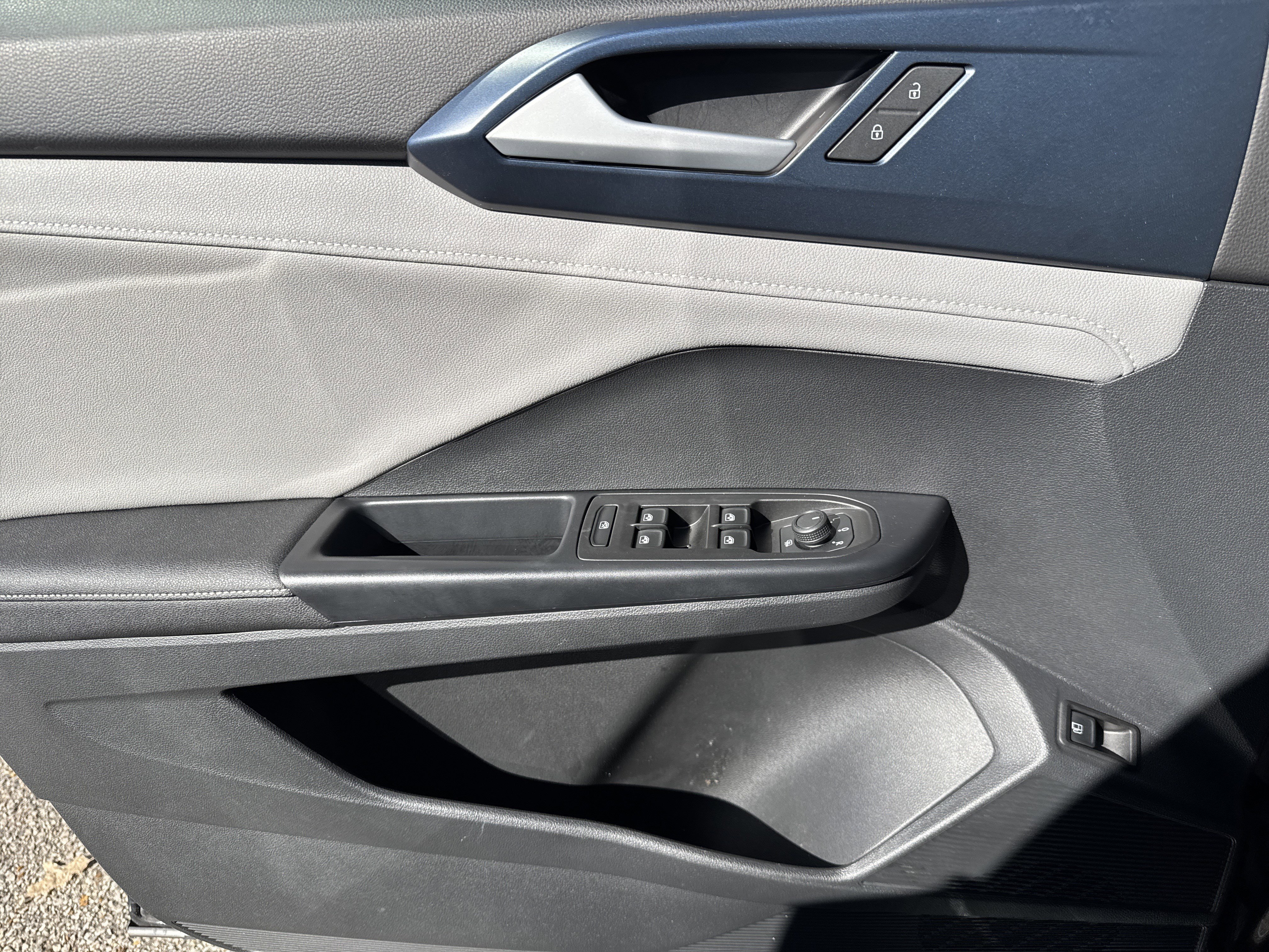 Certified 2024 Volkswagen Taos SE image 9