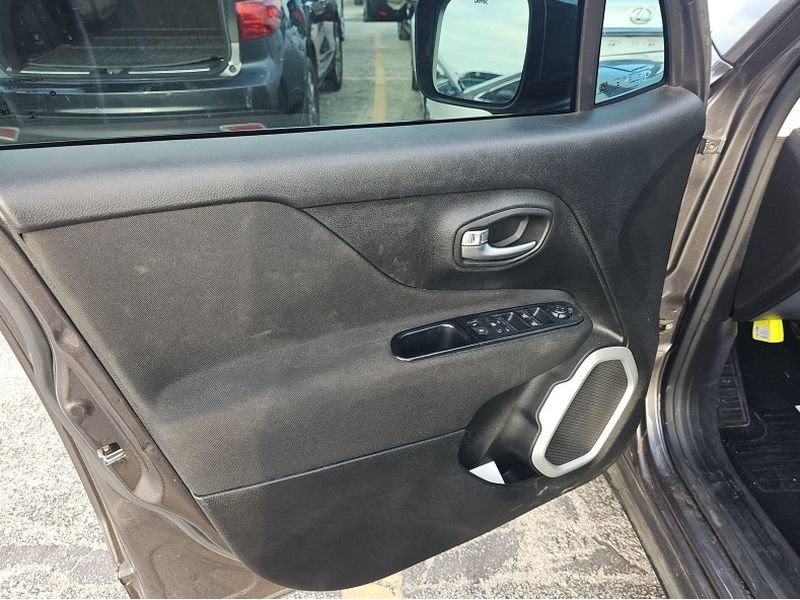 Used 2018 Jeep Renegade Latitude FWD image 29