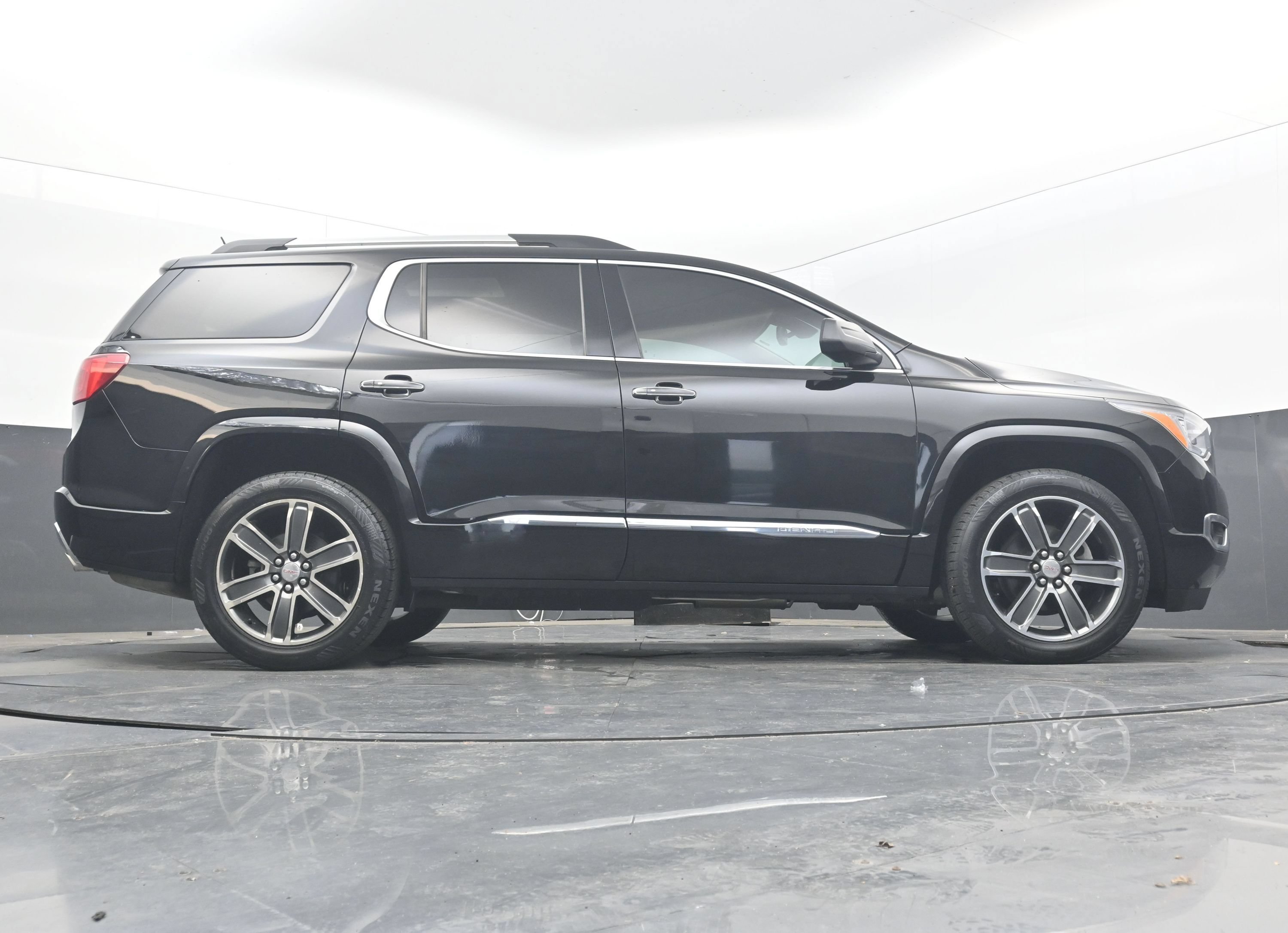 Used 2018 GMC Acadia Denali w/ Technology Package AWD/4WD image 27
