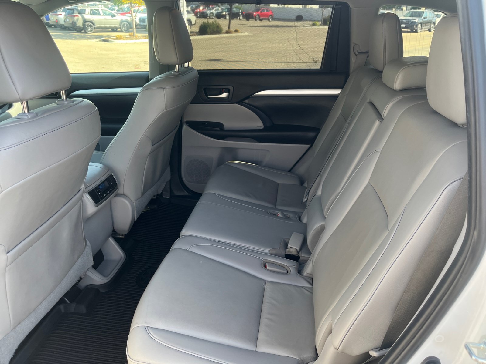 Used 2019 Toyota Highlander XLE AWD/4WD image 17