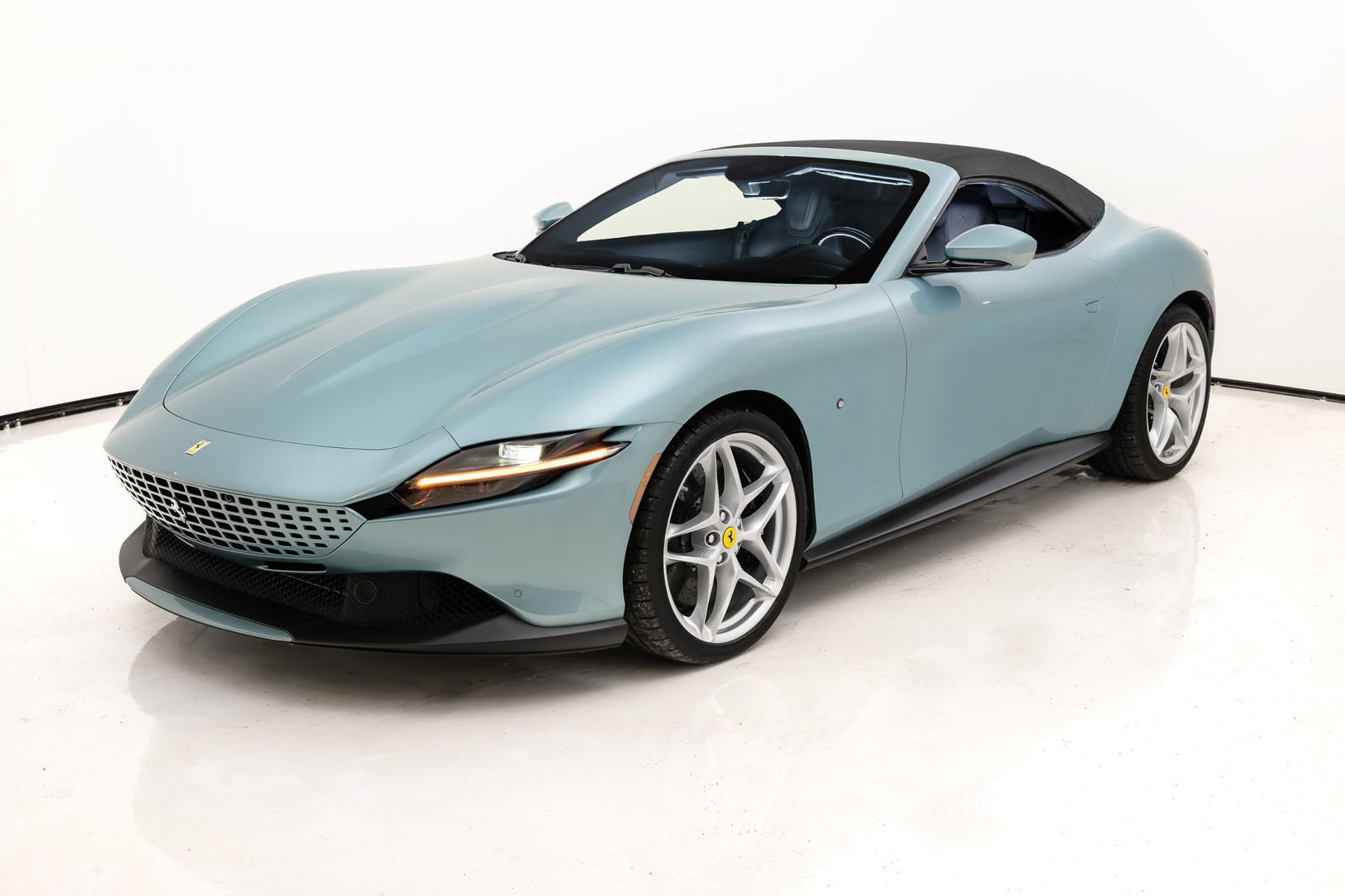 Certified 2025 Ferrari Roma Spider RWD image 27