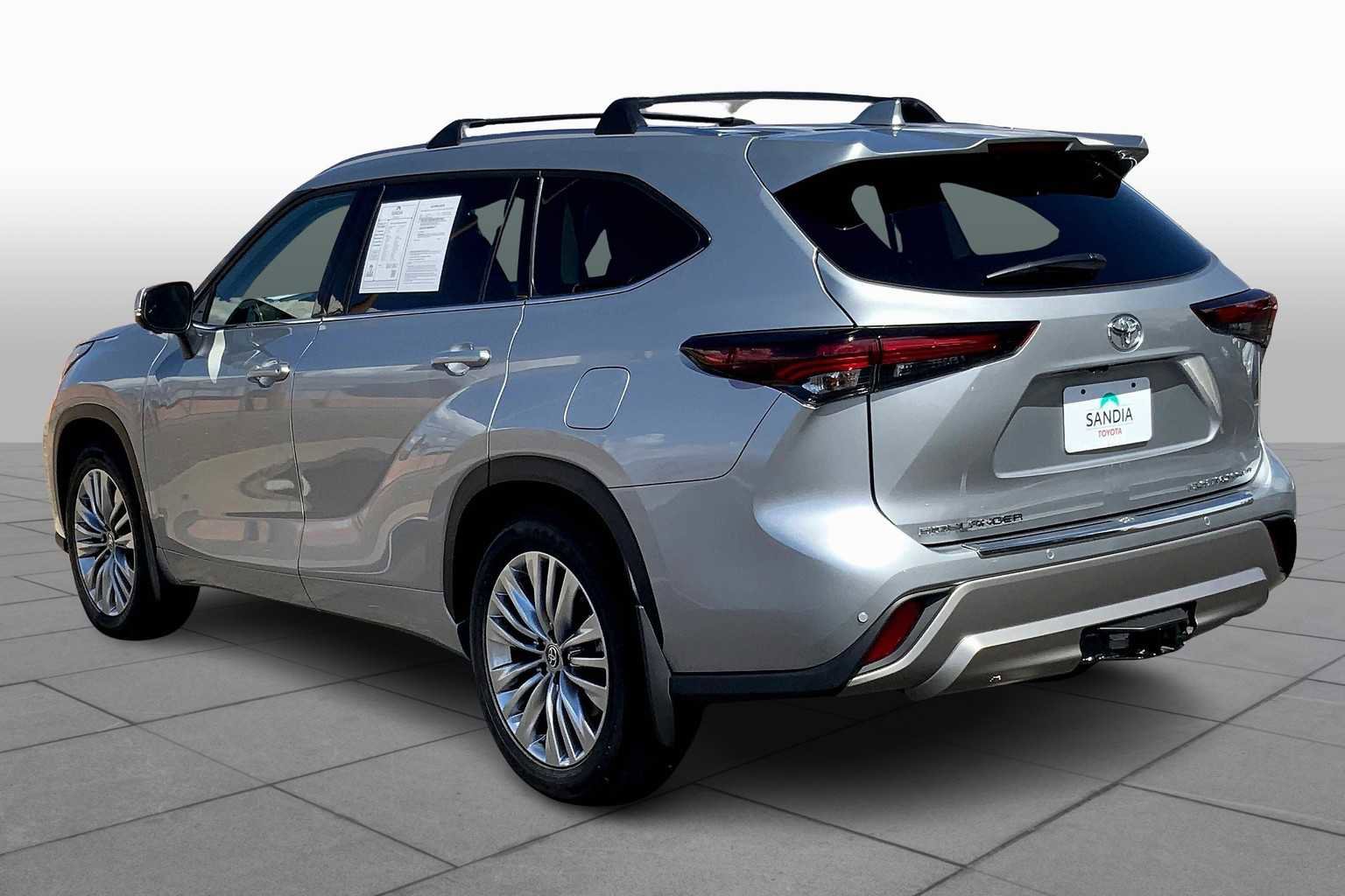 Used 2025 Toyota Highlander Platinum image 10