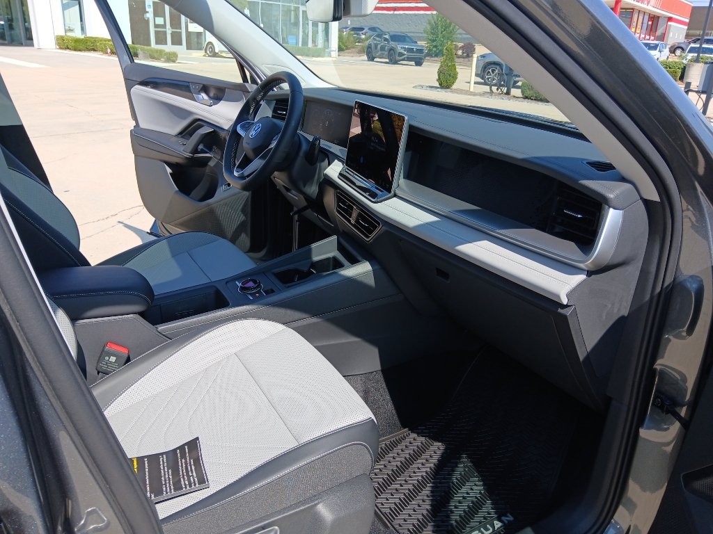 New 2026 Volkswagen Tiguan SE FWD image 25