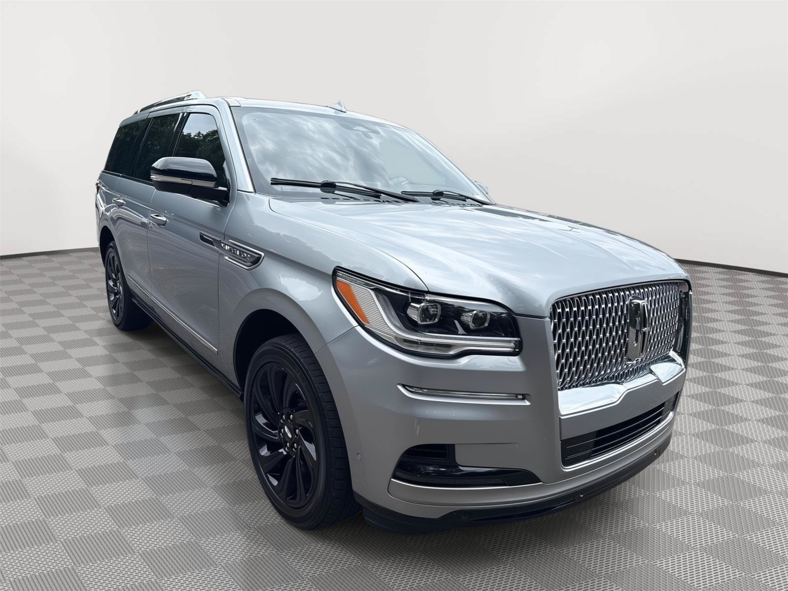 Used 2023 Lincoln Navigator Reserve AWD/4WD image 4