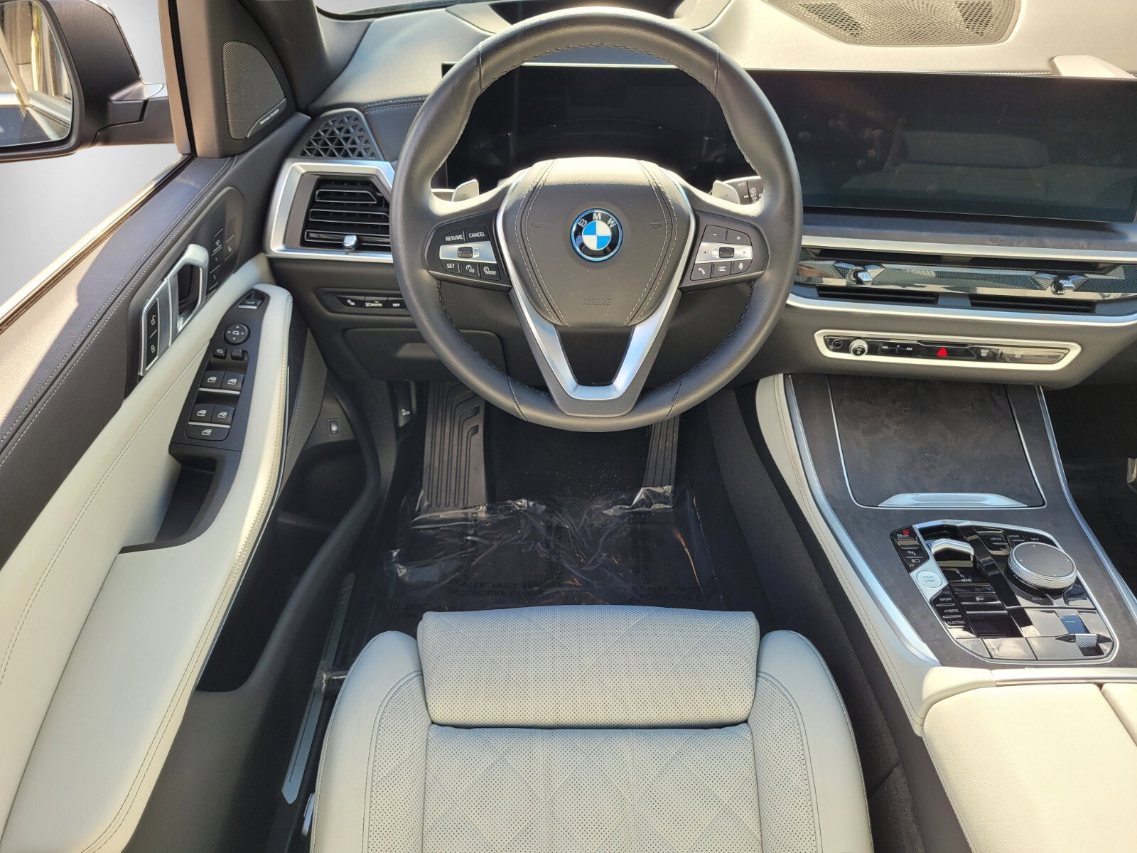 New 2025 BMW X5 xDrive50e w/ Climate Comfort Package image 12