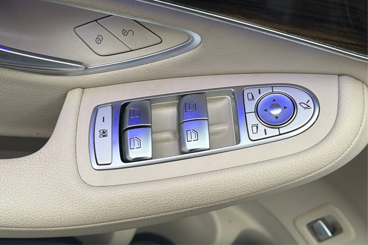 Used 2021 Mercedes-Benz GLC 300 4MATIC w/ Premium Package image 39