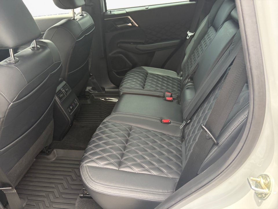 Used 2023 Mitsubishi Outlander SEL AWD/4WD image 16