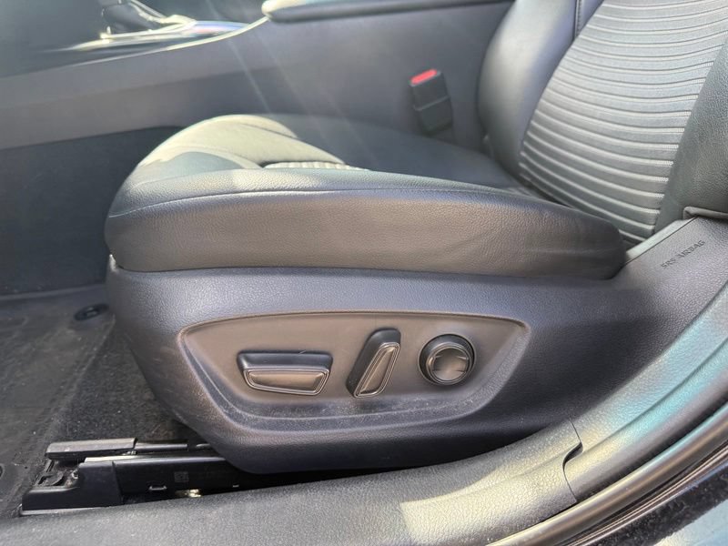 Used 2018 Toyota Camry SE w/ Moonroof Package FWD image 4
