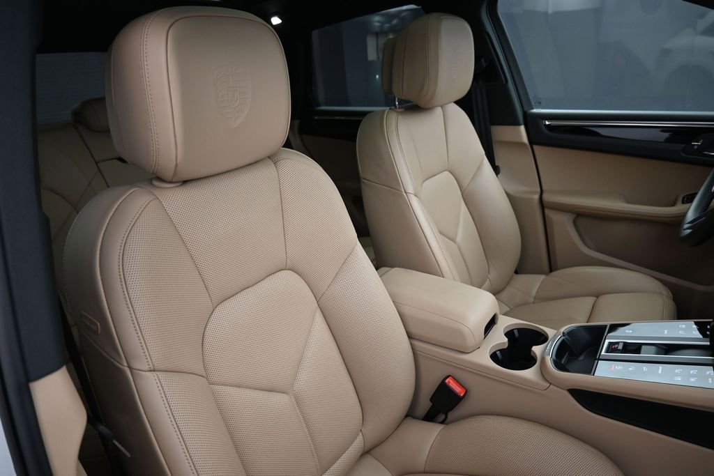 Certified 2025 Porsche Macan AWD/4WD image 31