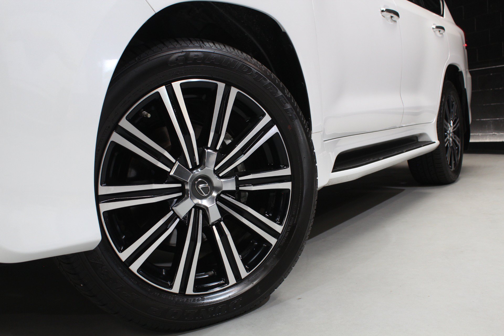 Used 2021 Lexus LX 570 4WD w/ Luxury Package image 19
