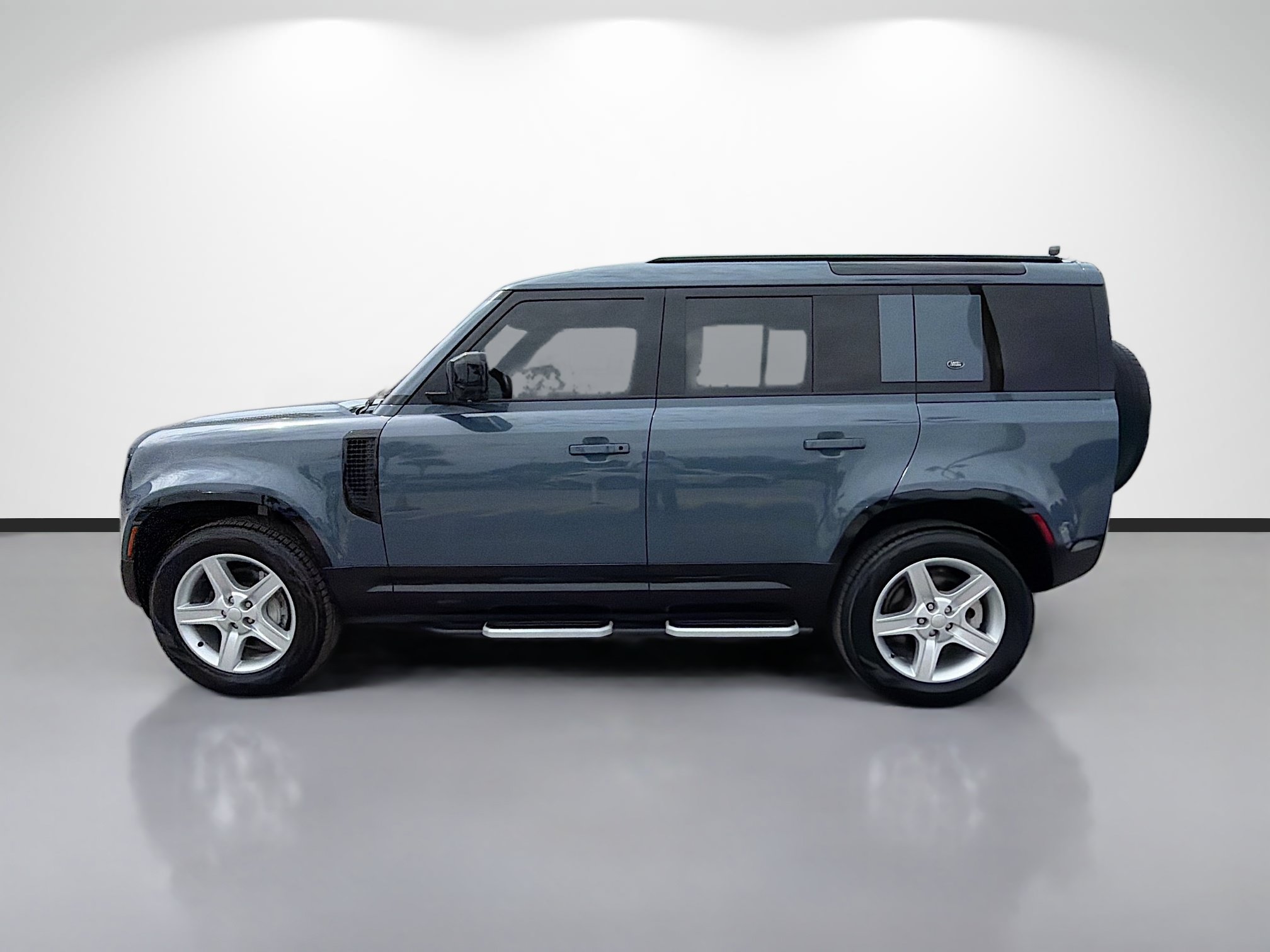 Used 2022 Land Rover Defender 110 X-Dynamic SE AWD/4WD image 2