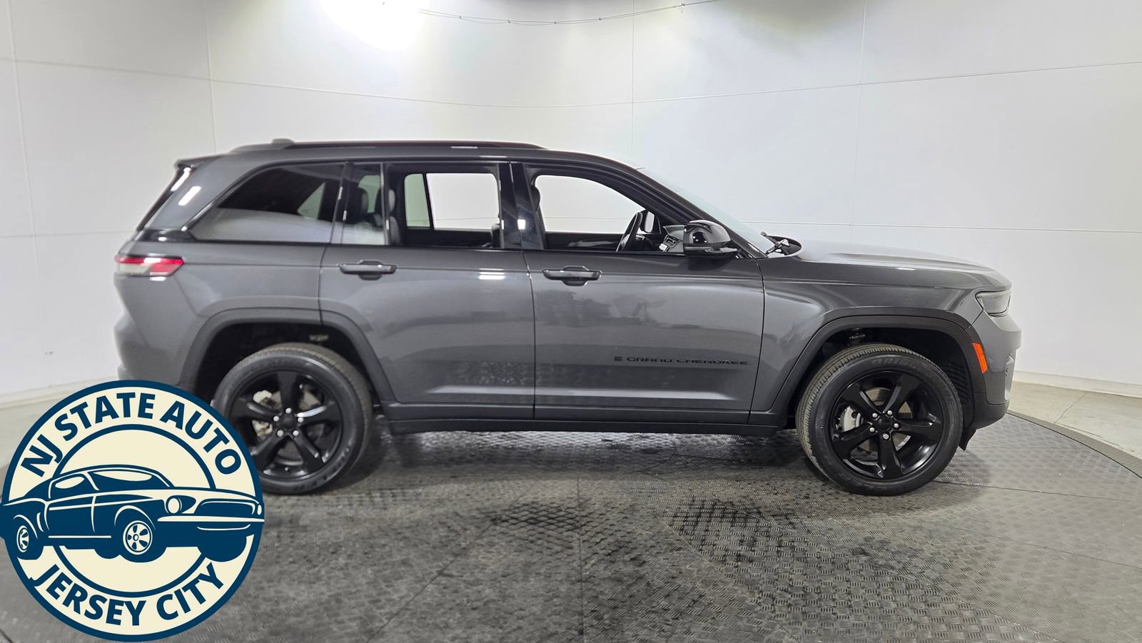 Used 2023 Jeep Grand Cherokee Altitude image 8