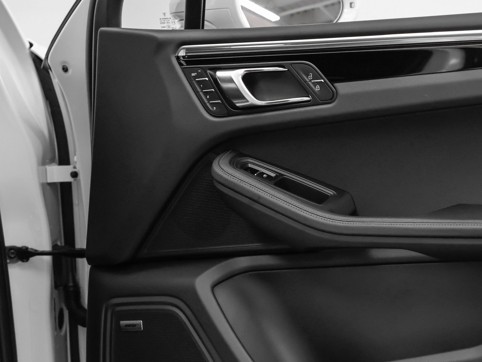 Certified 2025 Porsche Macan AWD/4WD image 17