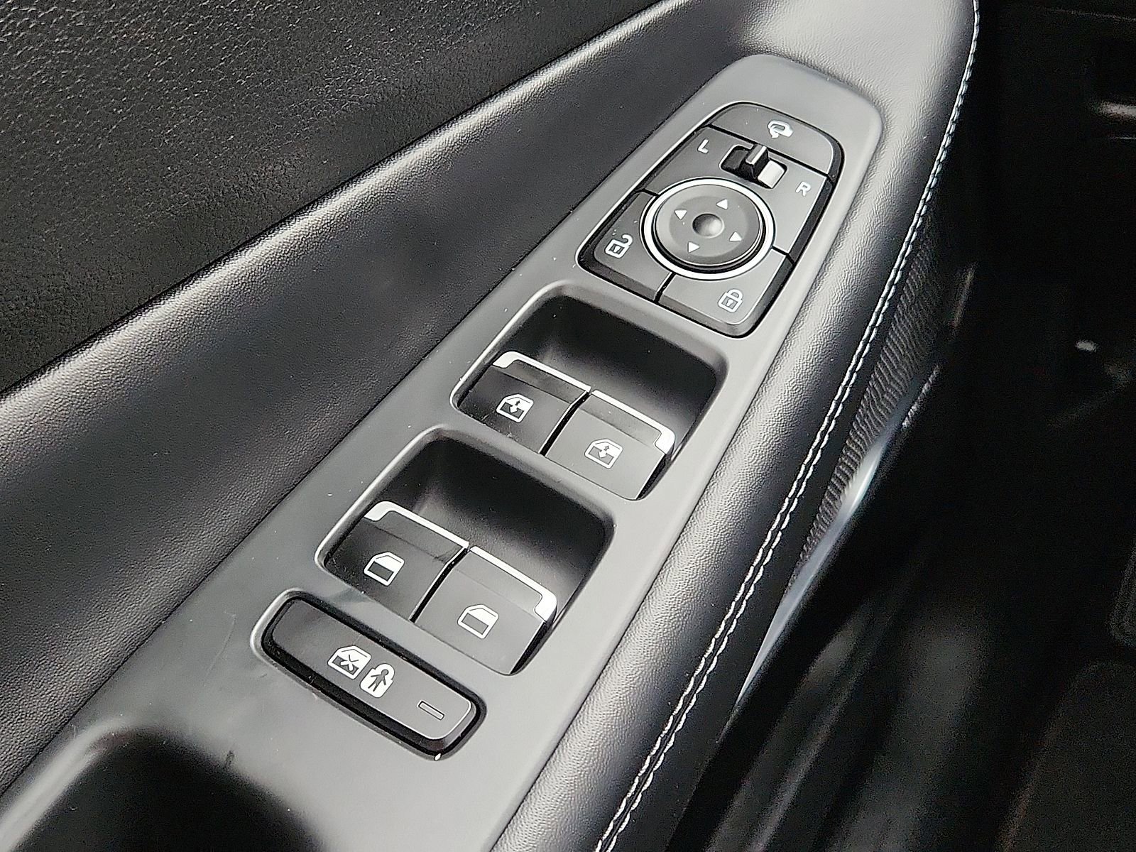 Used 2023 Hyundai Santa Fe Limited AWD/4WD image 17