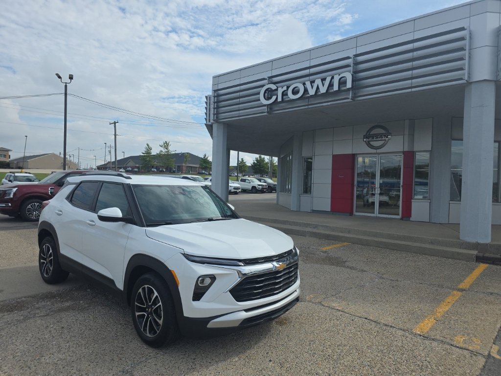 Used 2025 Chevrolet TrailBlazer LT FWD image 1