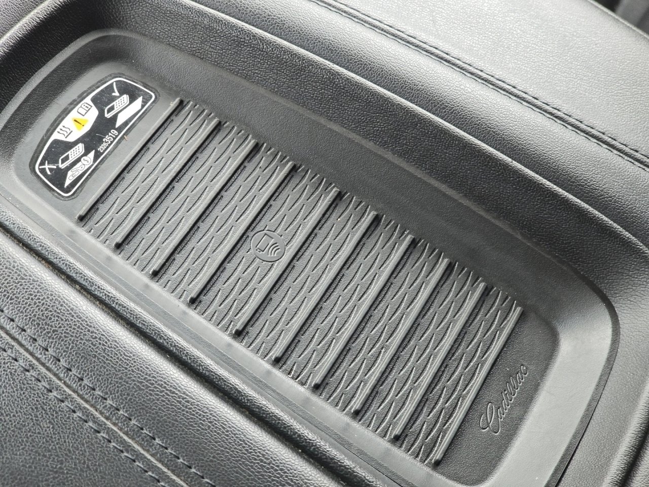 Used 2019 Cadillac Escalade Premium Luxury image 9