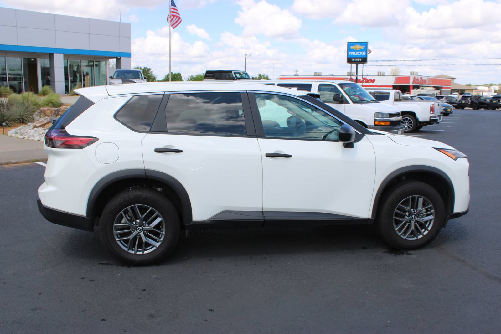 Used 2024 Nissan Rogue S FWD image 10