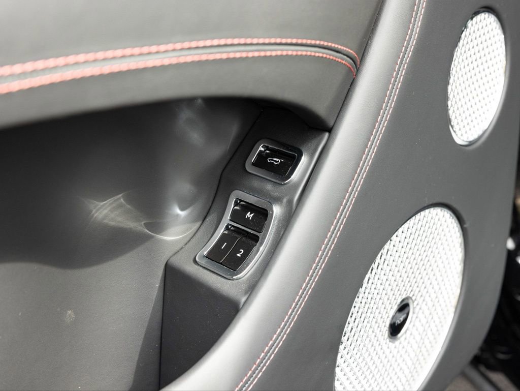 Used 2025 Bentley Bentayga V8 image 26