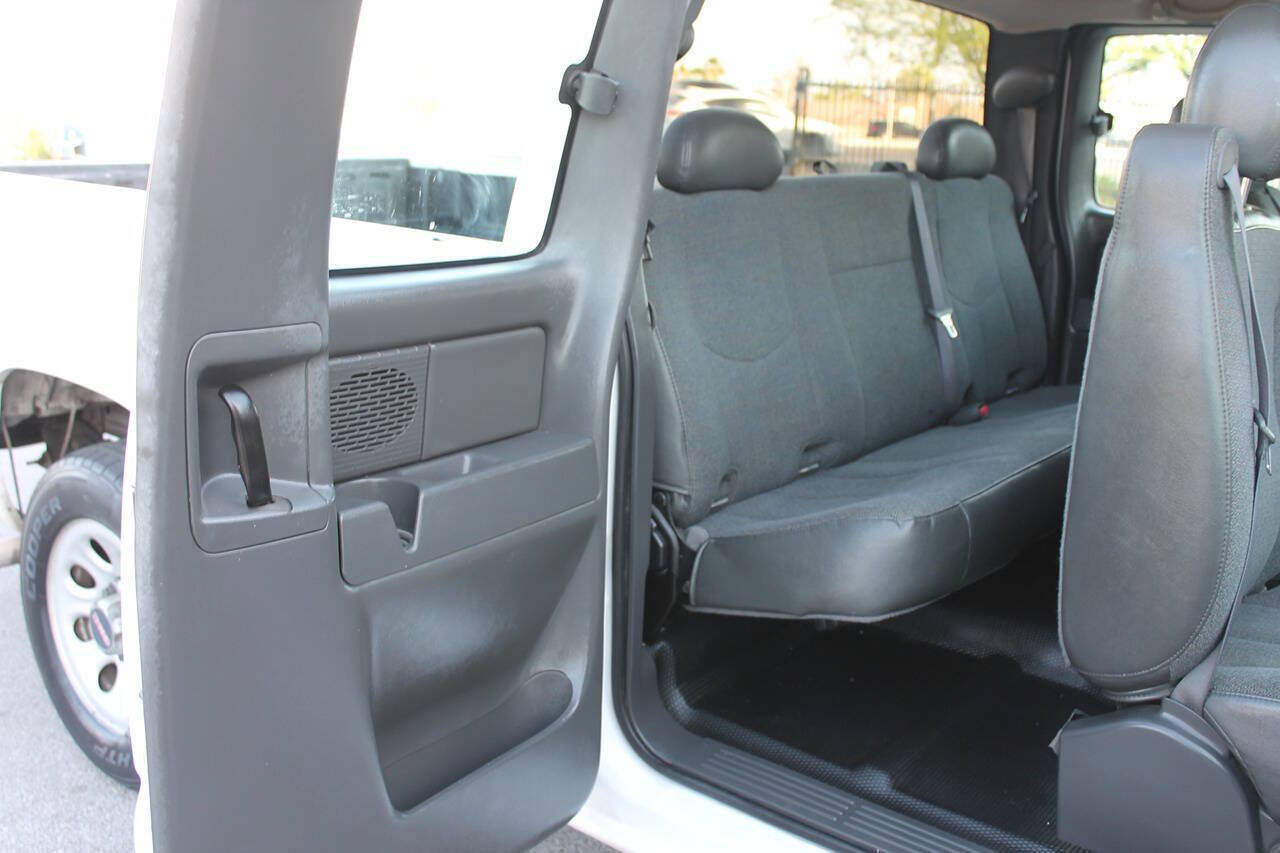 Used 2006 Chevrolet Silverado 1500 W/T RWD image 35