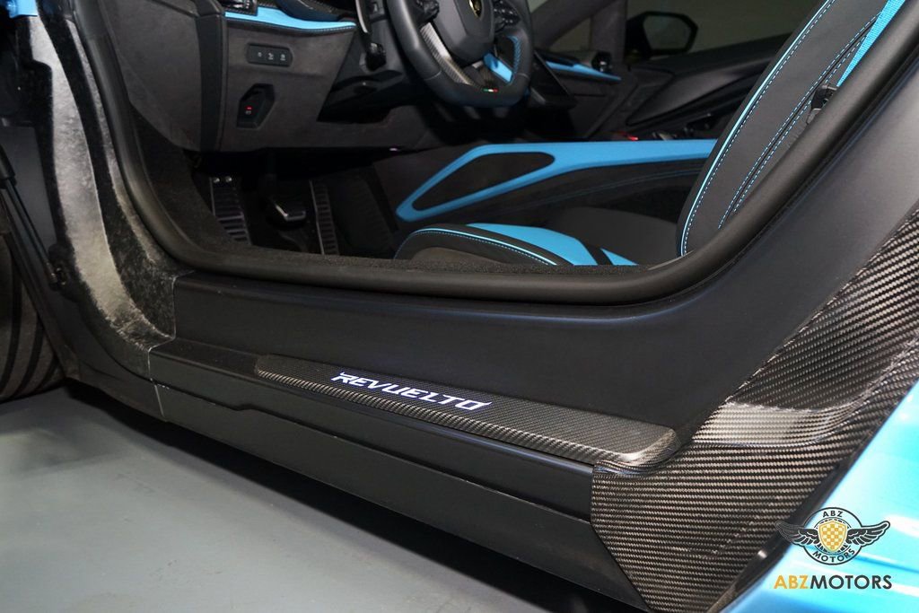 Used 2025 Lamborghini Revuelto image 12