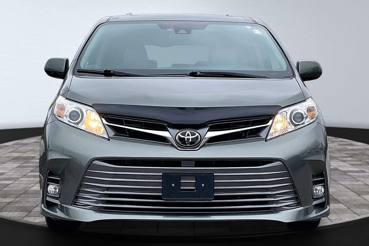 Used 2020 Toyota Sienna XLE w/ XLE Navigation Package image 3