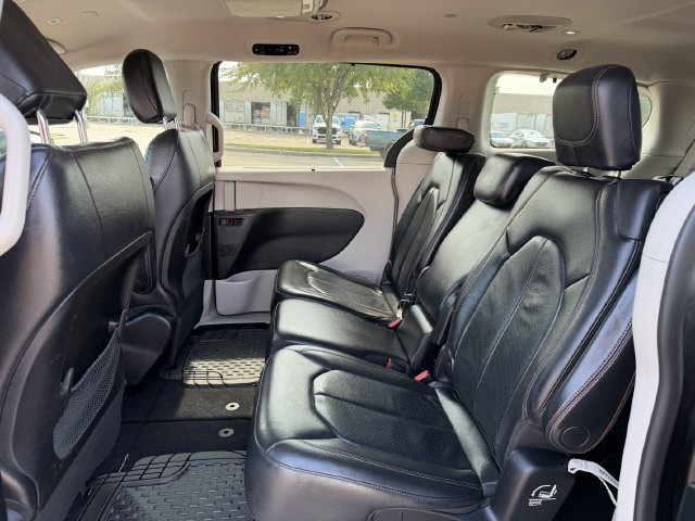 Used 2018 Chrysler Pacifica Touring-L w/ Tire & Wheel Group FWD image 24