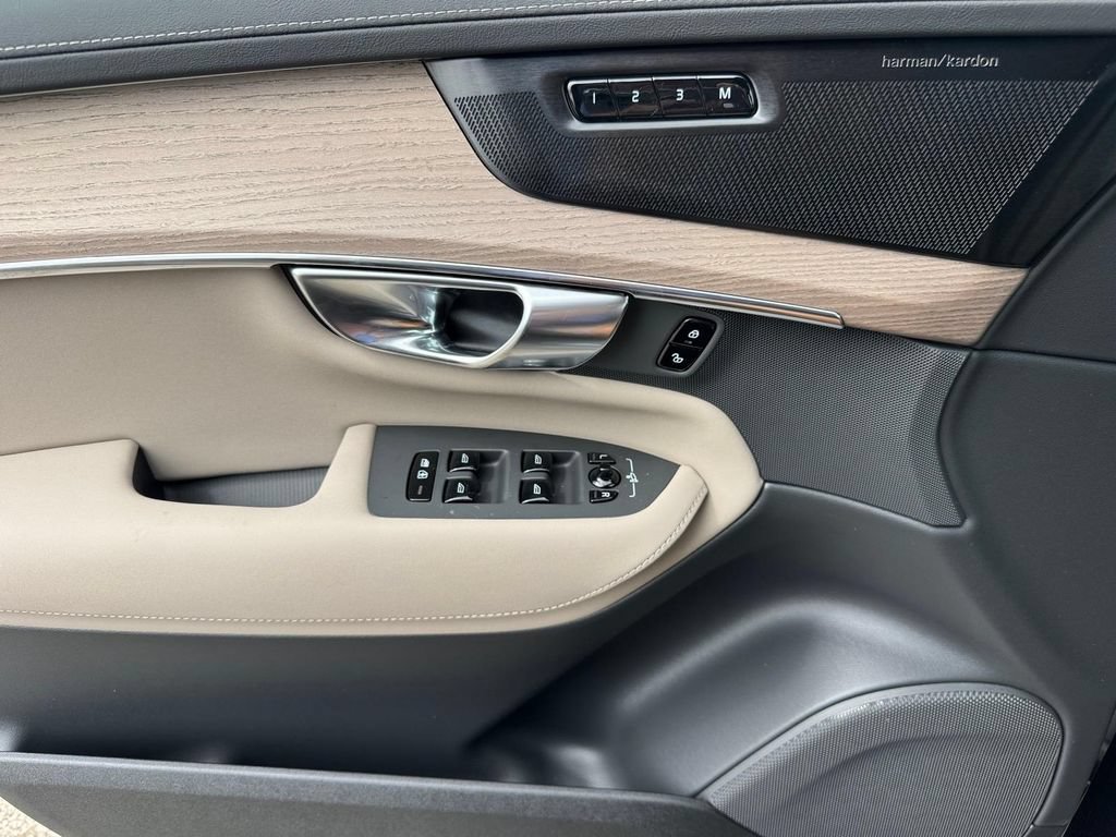New 2026 Volvo XC90 T8 Plus w/ Protection Package Premier AWD/4WD image 17