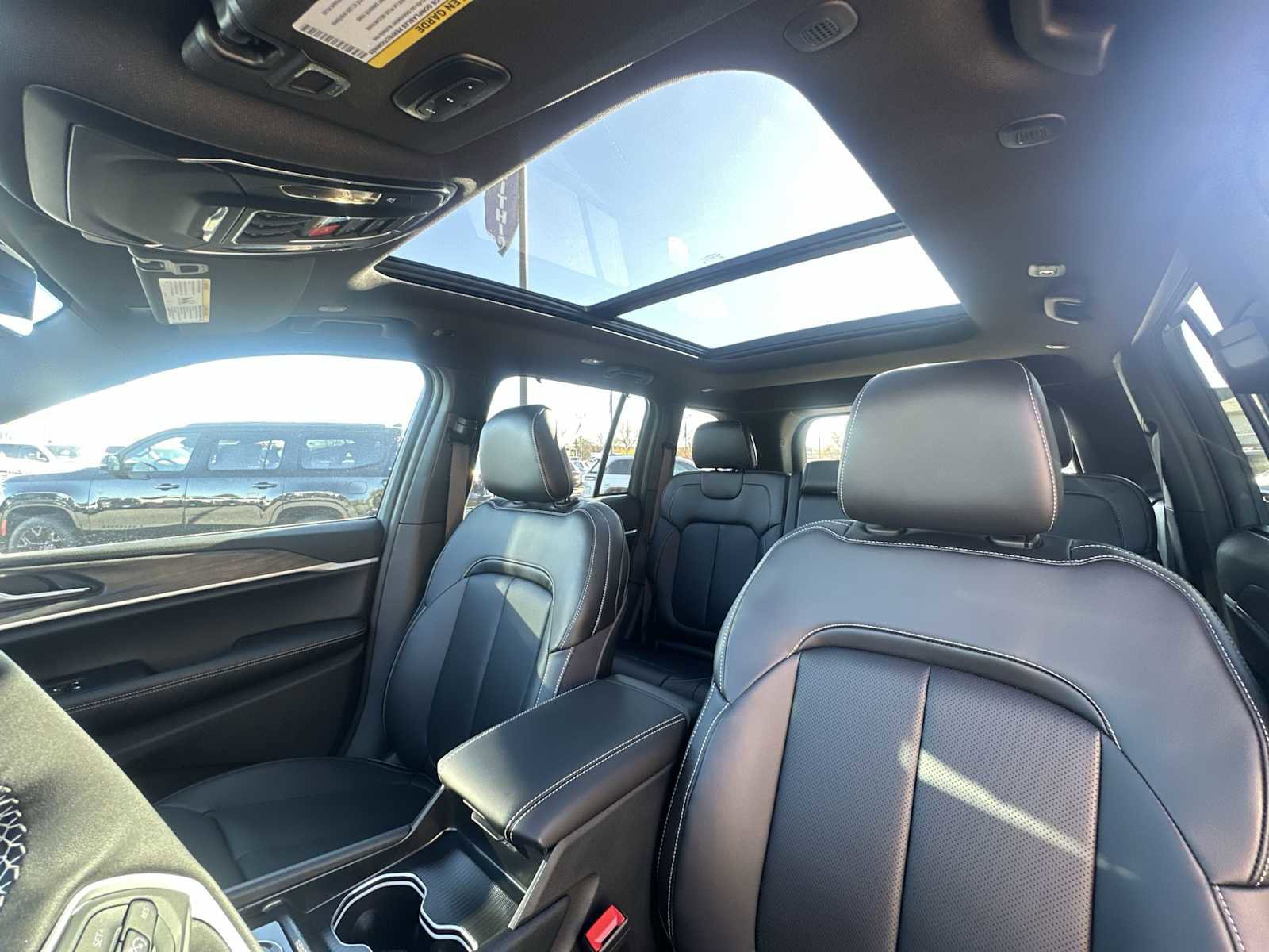 New 2025 Jeep Grand Cherokee Limited w/ Luxury Tech Group II image 16