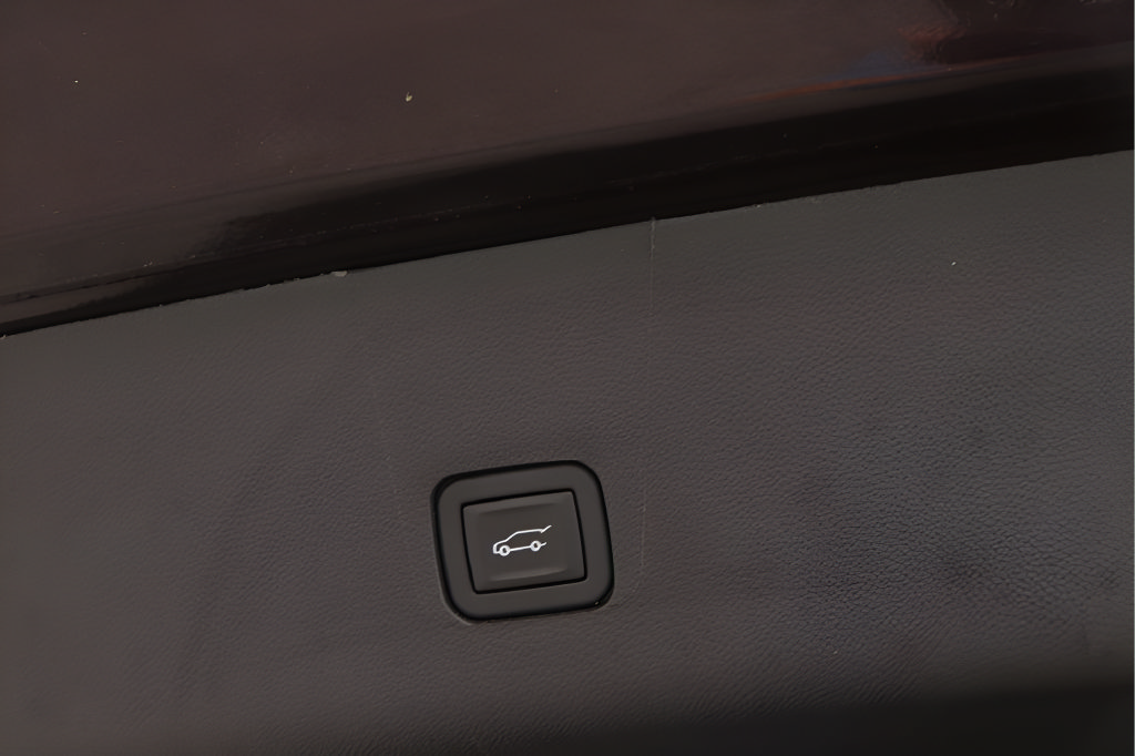 Used 2023 Chevrolet Traverse LT w/ LPO, Floor Liner Package AWD/4WD image 29