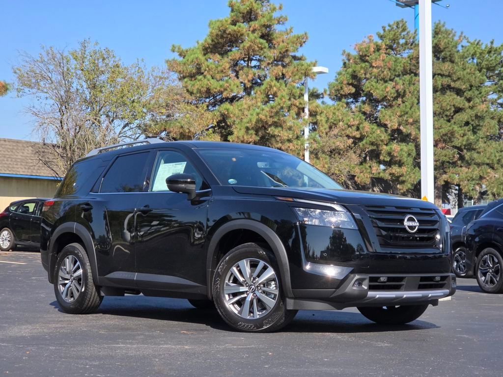 New 2025 Nissan Pathfinder SL w/ Black Appearance Package