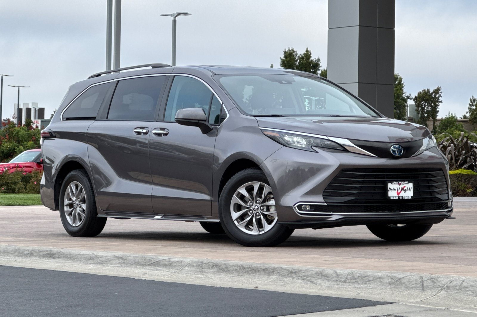 Certified 2024 Toyota Sienna XLE FWD image 2