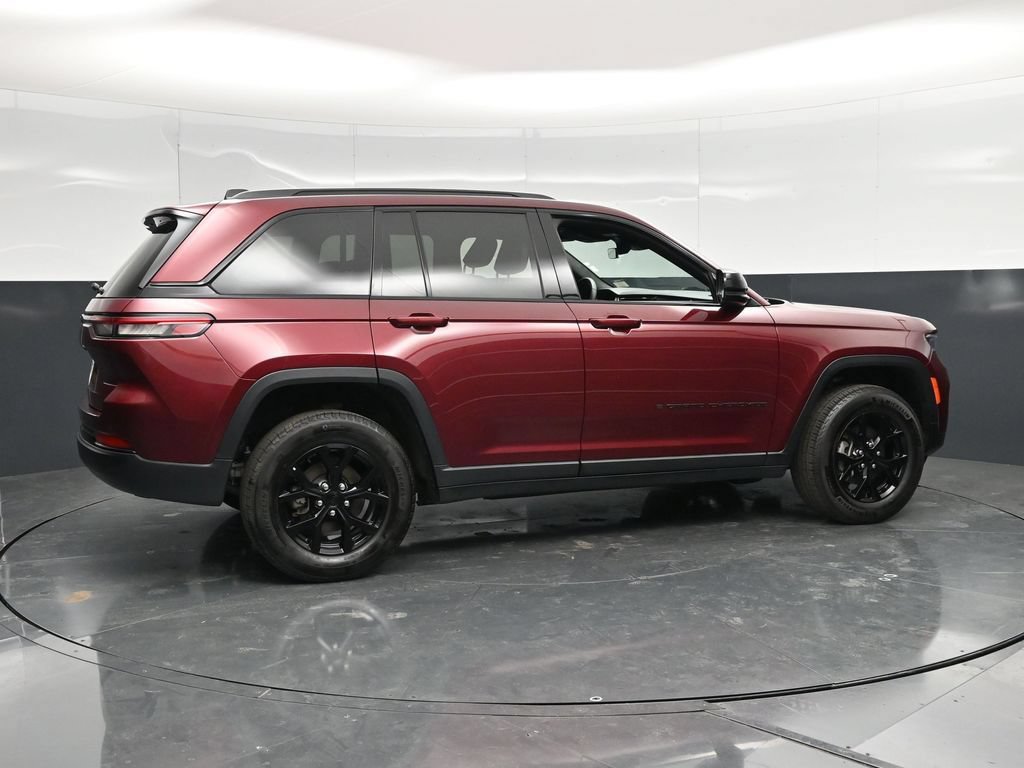 Used 2025 Jeep Grand Cherokee Altitude AWD/4WD image 3