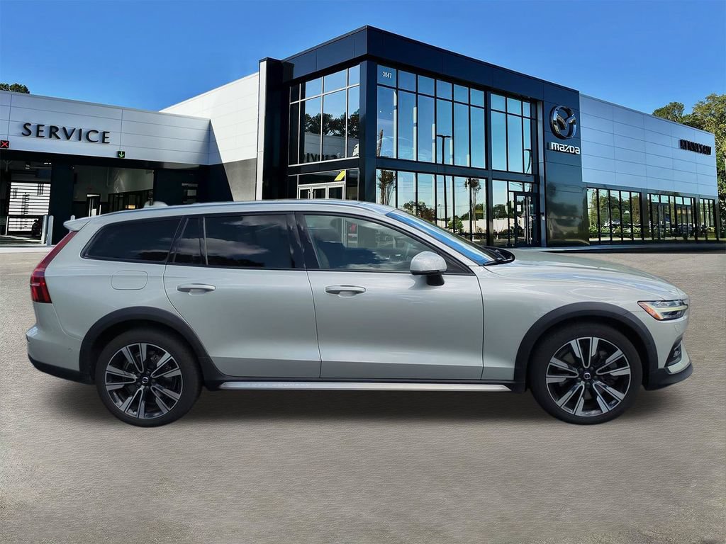 Used 2022 Volvo V60 T5 Cross Country w/ Lounge Package AWD/4WD image 3