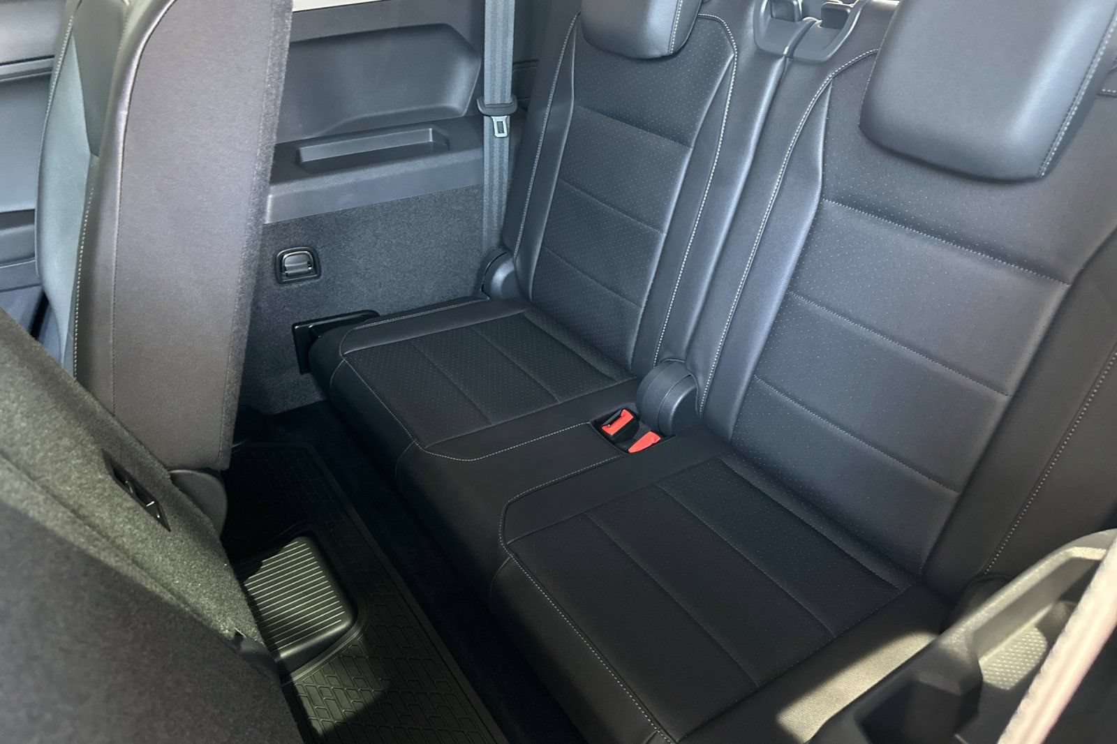 Used 2020 Volkswagen Tiguan SEL FWD image 15