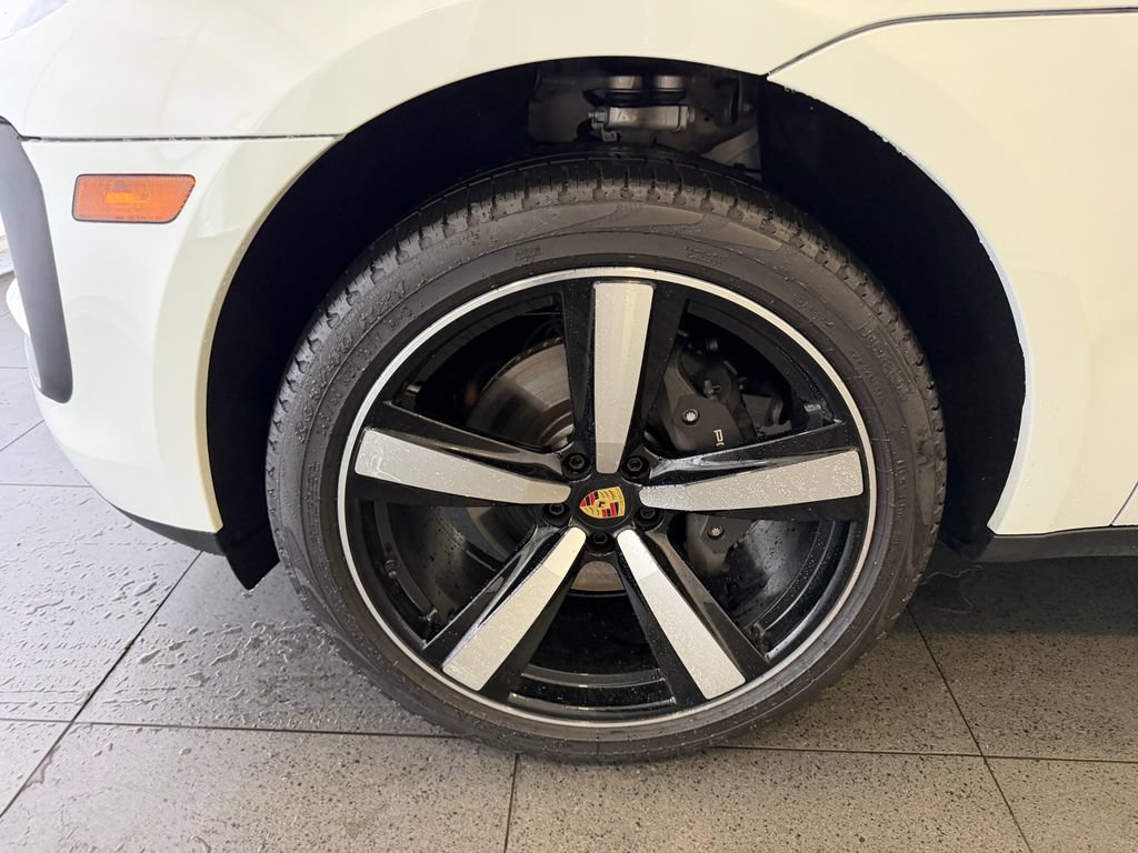 Certified 2025 Porsche Macan AWD/4WD image 10