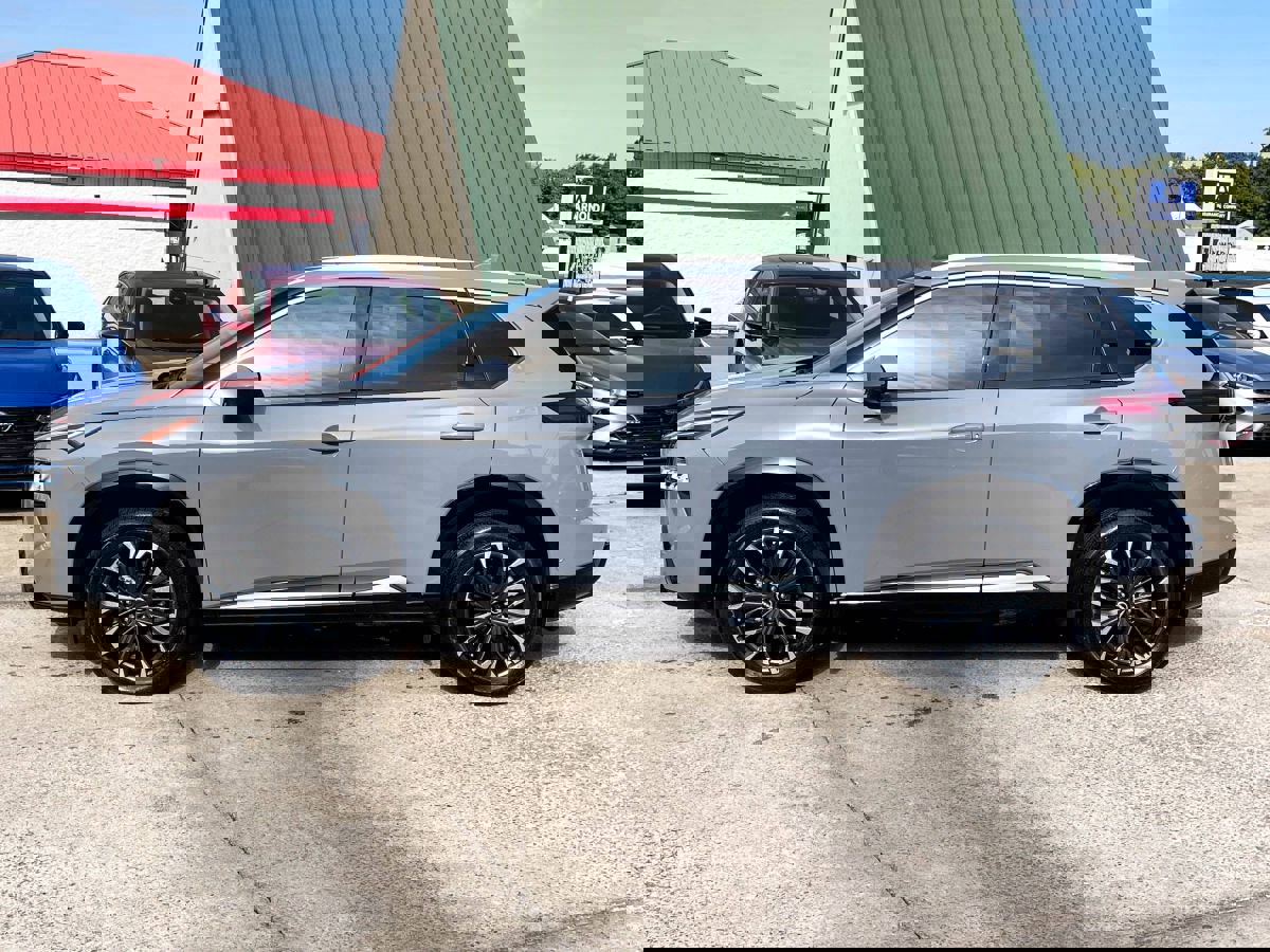 Used 2024 Nissan Rogue Platinum image 3